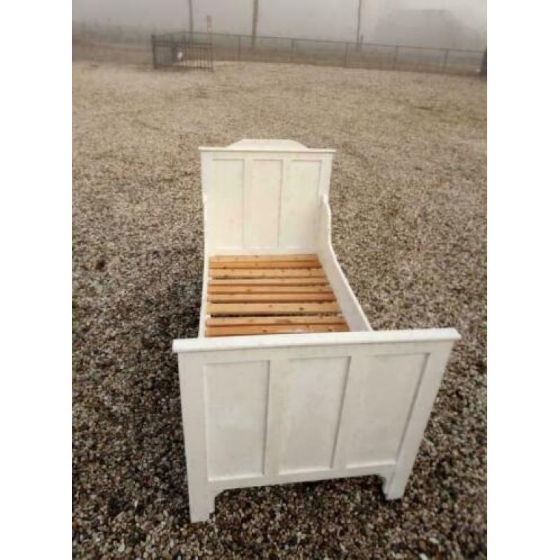 633, antiek grenenhouten bed te koop (85x186 matrasmaat)