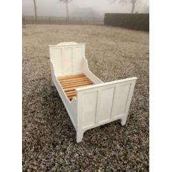 633, antiek grenenhouten bed te koop (85x186 matrasmaat)