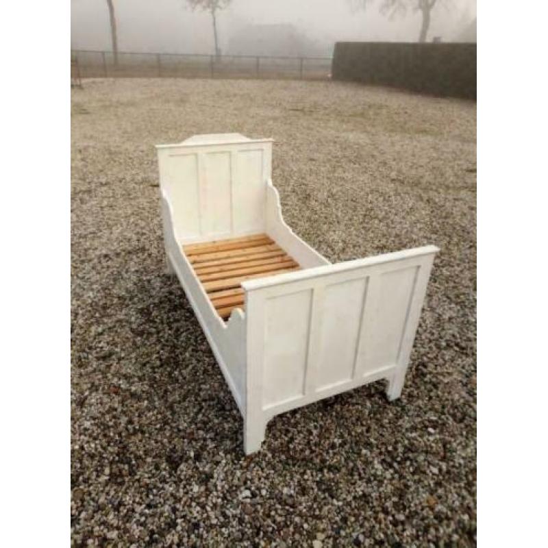 633, antiek grenenhouten bed te koop (85x186 matrasmaat)