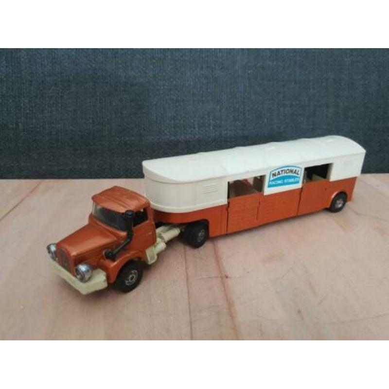 Corgi toys berliet paardenwagen