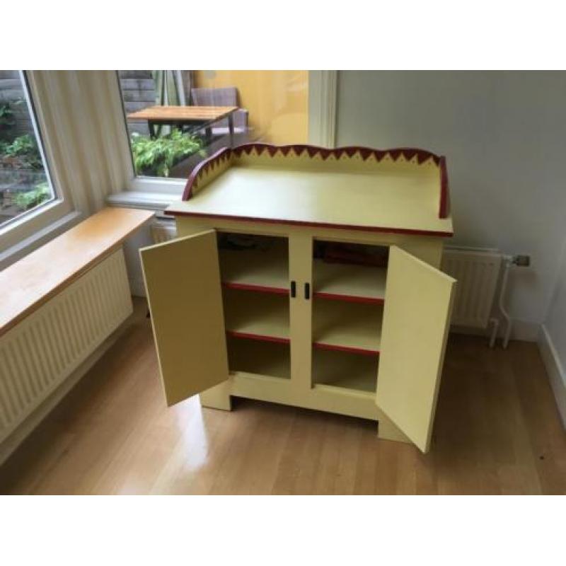 Gele houten handgeverfde opbergkast