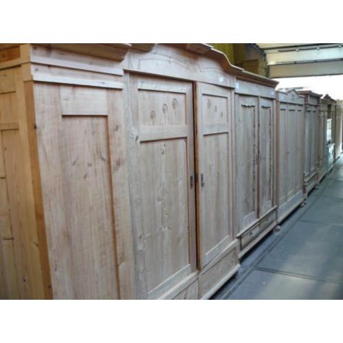 Veel grote brocante antieke kledingkasten, oude kast