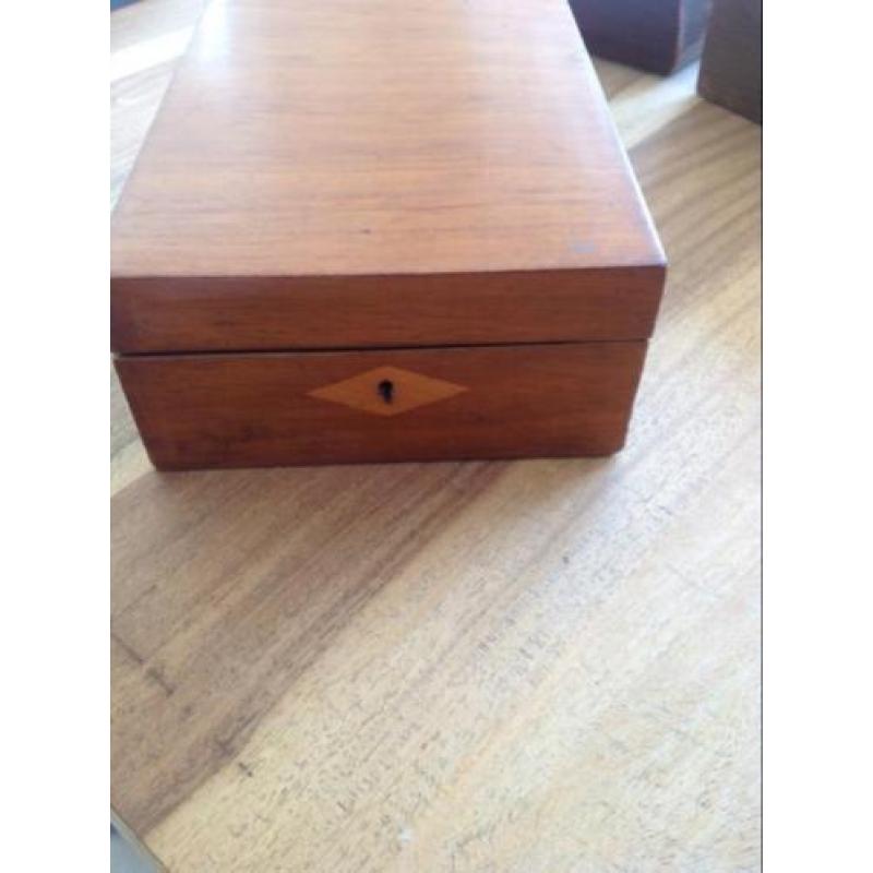 Diverse houten kistjes en houten dienblad.