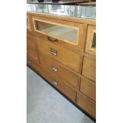 Antieke oude vitrine toonbank vitrinekast winkelkast vintage