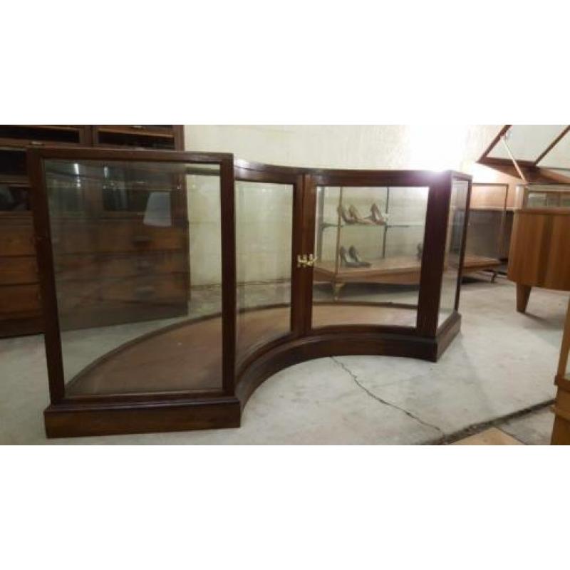 Antieke oude vitrine toonbank vitrinekast winkelkast vintage