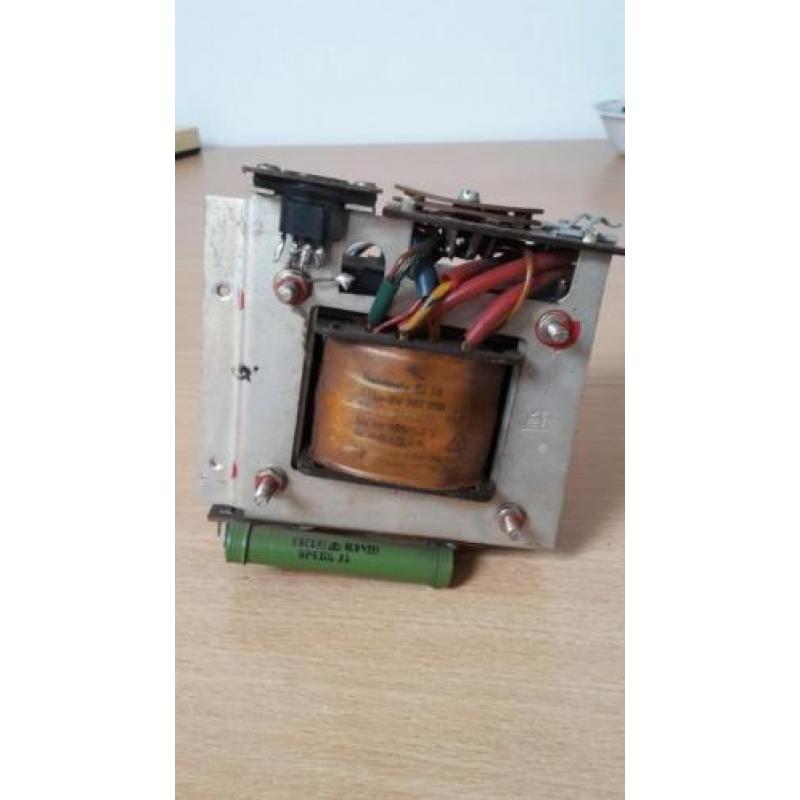 Voedingstrafo 195V bij 100mA. 6.3V bij 2.4A