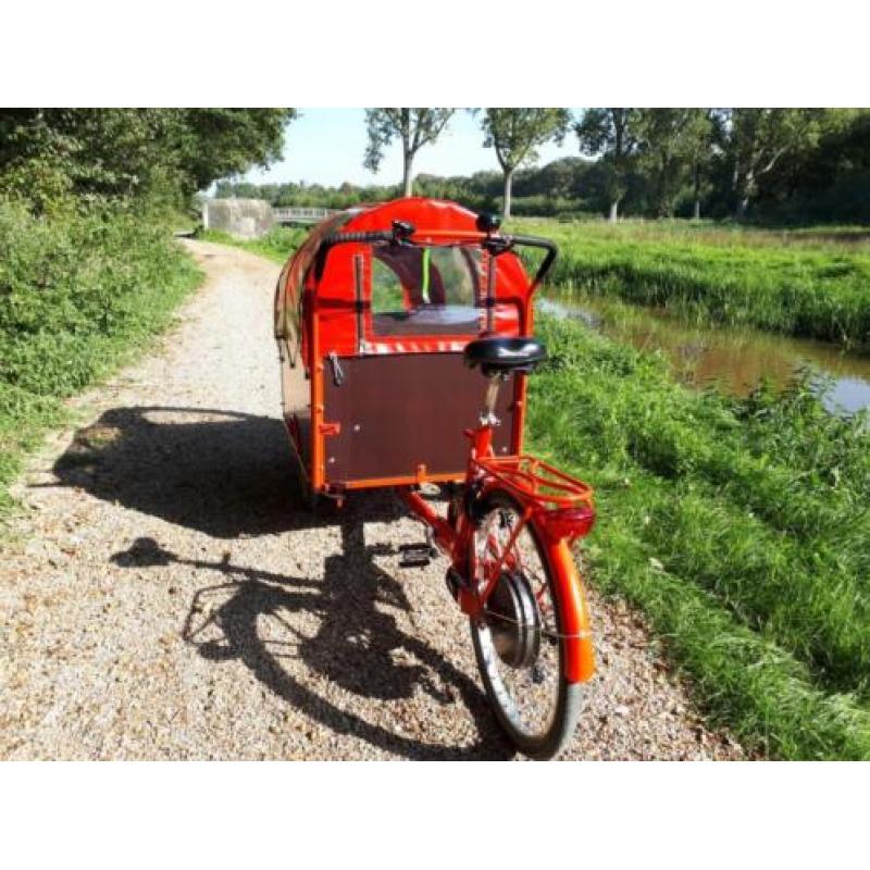 Elektrische crèche bakfiets voor 8 kinderen