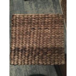 Rotan poef met opbergruimte. 2 stuks. 30 x 30 cm
