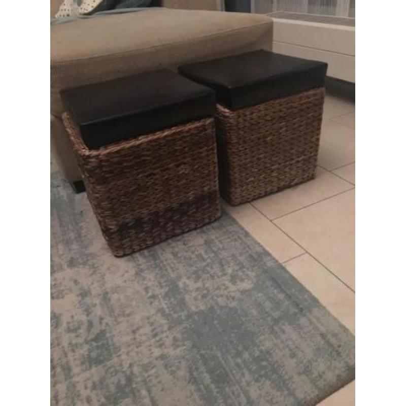 Rotan poef met opbergruimte. 2 stuks. 30 x 30 cm