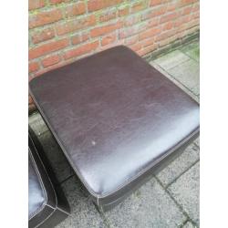 2 dezelfde krukjes / footstool bruin skai