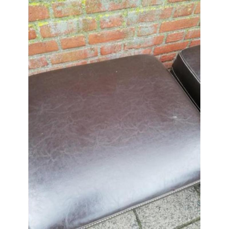 2 dezelfde krukjes / footstool bruin skai