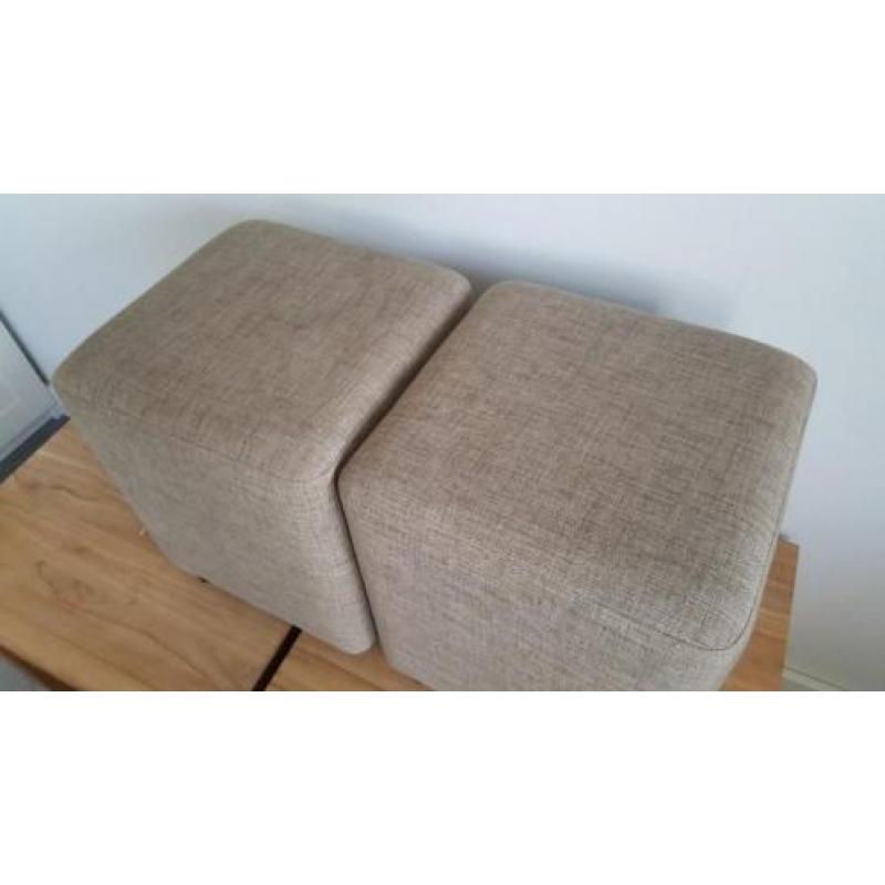 2 grijs/beige stoffen poefjes/hockers