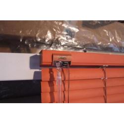 Luxaflex Lightline 25 mm oranje / terra 99 x 117 cm (Links)