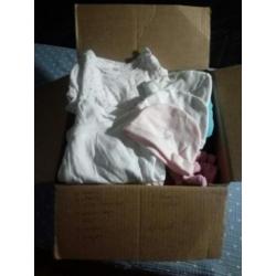 Doosje vol baby kleding maat 50 bijna gratis