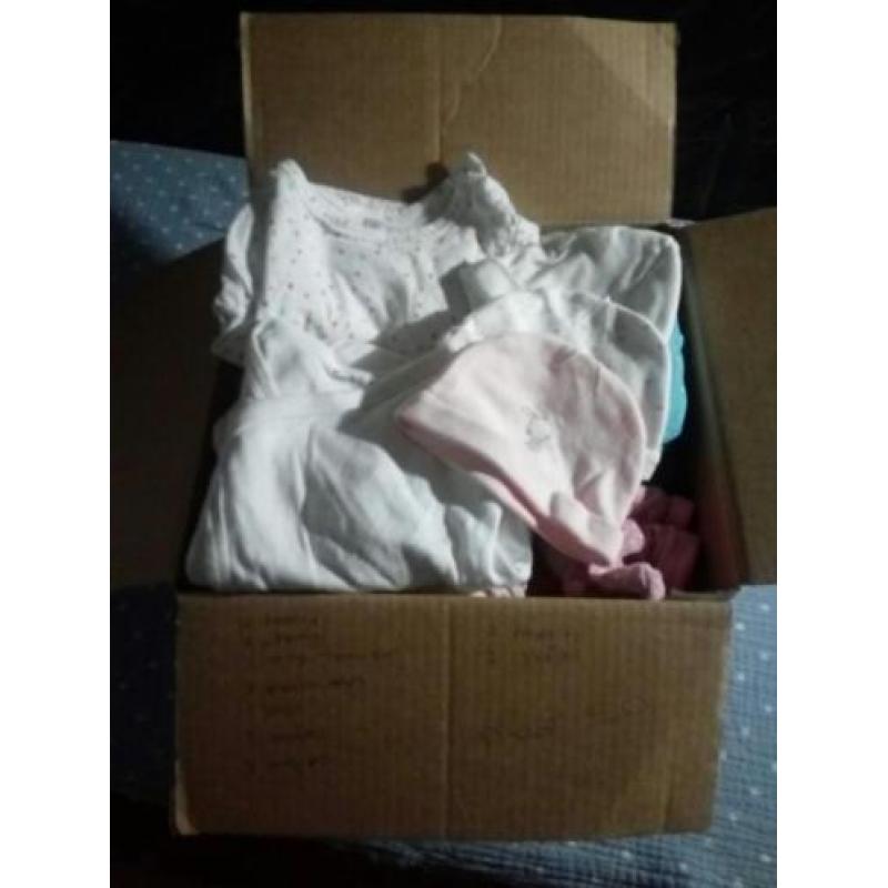 Doosje vol baby kleding maat 50 bijna gratis
