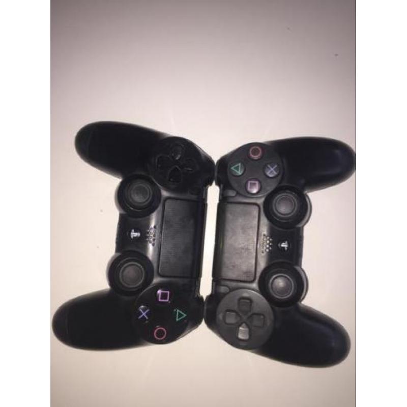 2 playstation 4 controllers