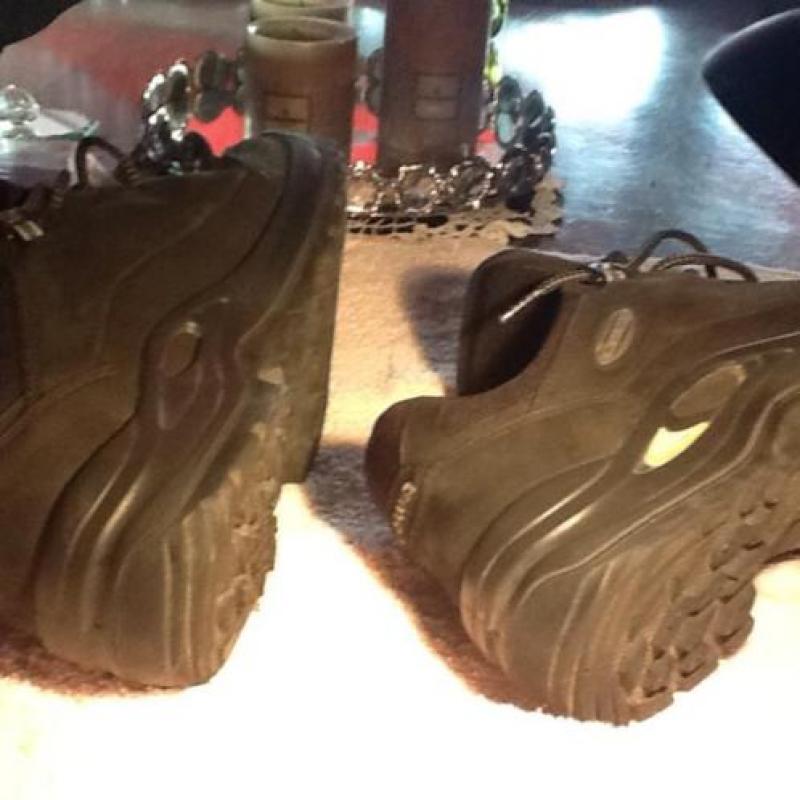 Lowa wandelschoenen maat 42 de binnenzoolmaat is 27cm €50,00